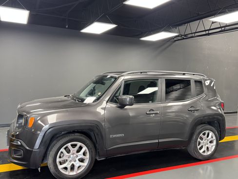 Used 2018 Jeep Renegade Latitude FWD image 2