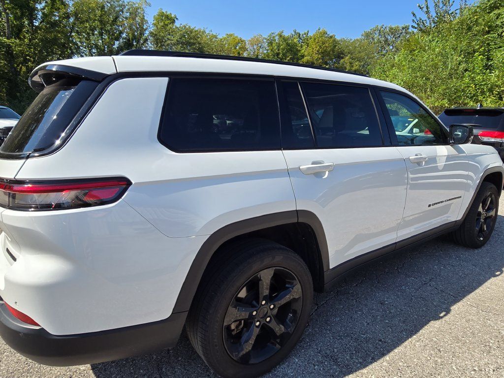 Used 2023 Jeep Grand Cherokee L Limited w/ Black Appearance Package AWD/4WD image 8