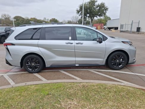 Used 2025 Toyota Sienna XSE image 7