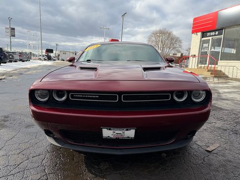 Used 2019 Dodge Challenger SXT image 2