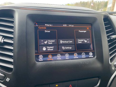 Used 2019 Jeep Cherokee Latitude Plus w/ Cold Weather Group AWD/4WD image 20