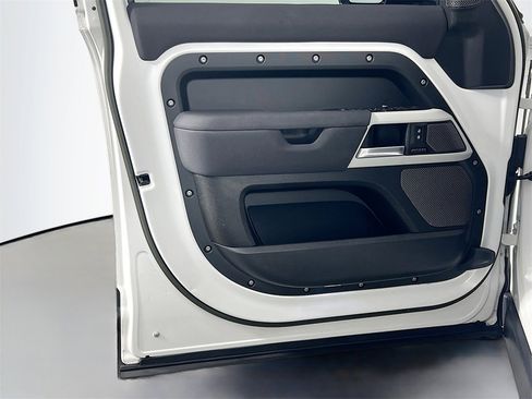 Used 2023 Land Rover Defender 110 SE image 18