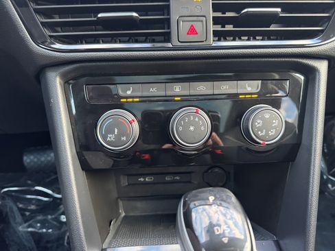 Used 2023 Volkswagen Taos SE w/ Panoramic Sunroof Package image 19