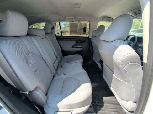 Used 2023 Toyota Highlander L image 17