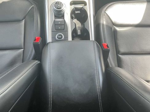 Used 2022 Ford Explorer XLT w/ Equipment Group 202A AWD/4WD image 19