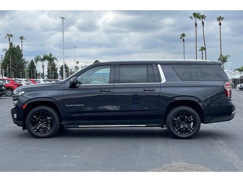 Used 2022 Chevrolet Suburban LT w/ Luxury Package image 3