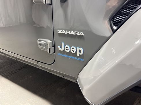 Used 2023 Jeep Wrangler Unlimited Sahara image 9