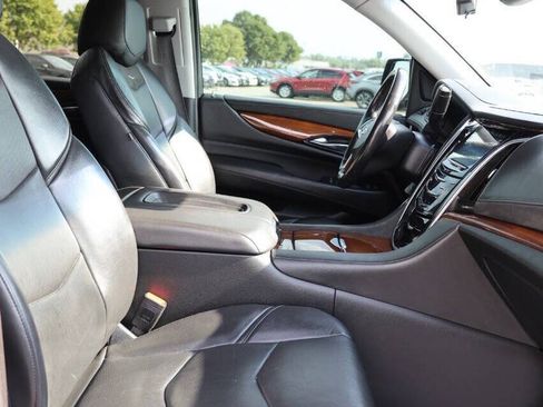Used 2019 Cadillac Escalade ESV Luxury AWD/4WD image 15