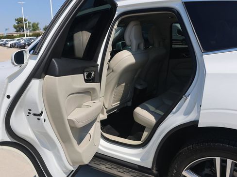 Used 2018 Volvo XC60 T6 Momentum w/ Convenience Package image 17