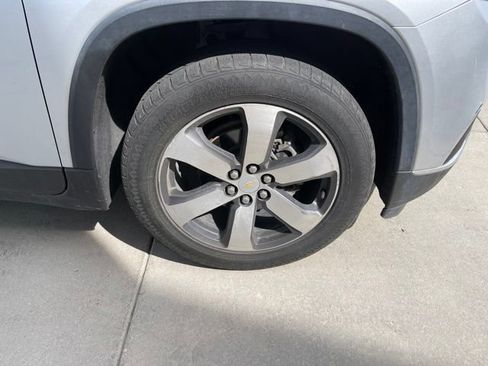 Used 2021 Chevrolet Traverse LT w/ LT Premium Package AWD/4WD image 18