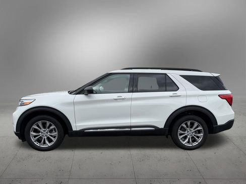 Used 2023 Ford Explorer XLT w/ Equipment Group 202A AWD/4WD image 2