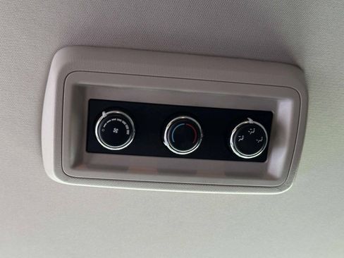 Used 2018 Dodge Grand Caravan SE w/ UConnect Hands-Free Group FWD image 15