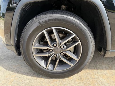 Used 2020 Jeep Grand Cherokee Laredo w/ Laredo X Package RWD image 9