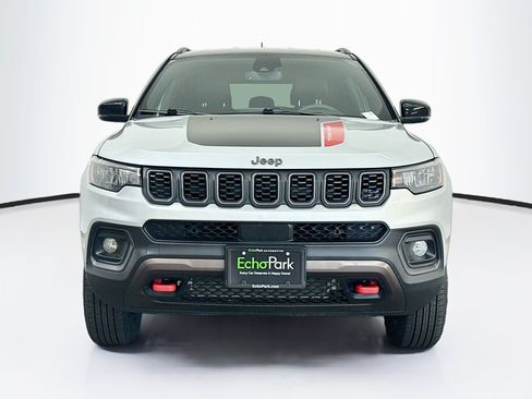 Used 2025 Jeep Compass Trailhawk AWD/4WD image 2