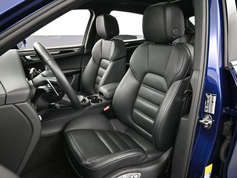 Certified 2025 Porsche Macan image 5