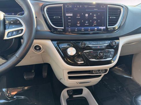 Used 2024 Chrysler Pacifica Touring-L image 11