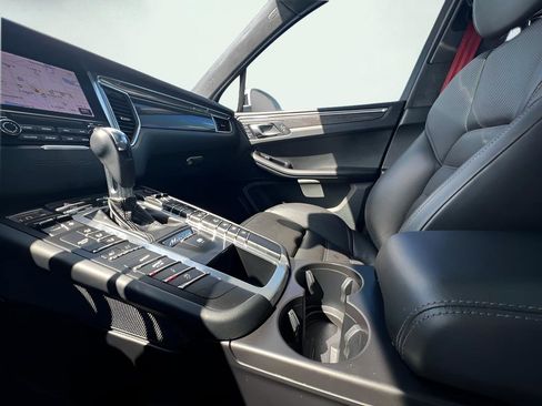 Used 2017 Porsche Macan Turbo image 69