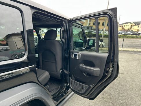 Used 2023 Jeep Wrangler Unlimited w/ Sun & Screen Package image 46