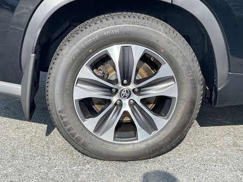Used 2020 Toyota Highlander XLE AWD/4WD image 9