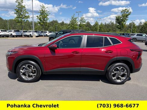 Used 2025 Chevrolet Trax LT FWD image 4