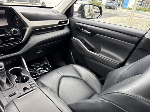 Used 2023 Toyota Highlander XLE image 27