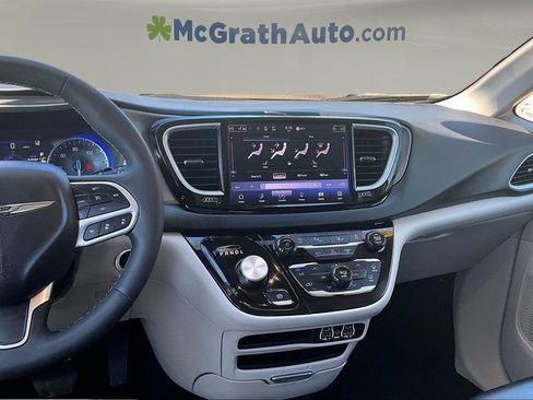 Used 2023 Chrysler Pacifica Touring-L FWD image 11