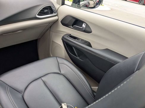 Used 2024 Chrysler Pacifica Touring-L FWD image 17