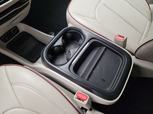 Used 2017 Chrysler Pacifica Limited w/ UConnect Theater Package image 26