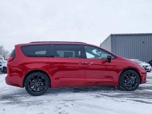 New 2026 Chrysler Pacifica Select image 4