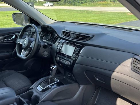 Used 2018 Nissan Rogue SV w/ Premium Package AWD/4WD image 25