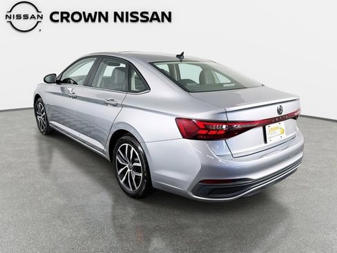 Used 2025 Volkswagen Jetta SE image 8