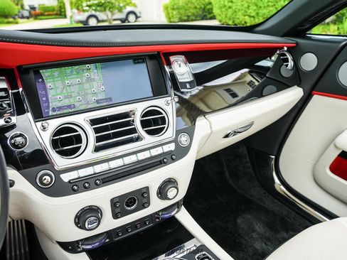 Used 2019 Rolls-Royce Dawn RWD image 57