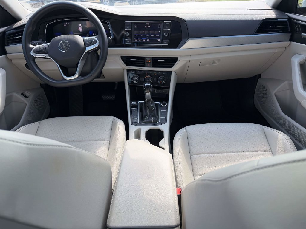 Used 2024 Volkswagen Jetta SE w/ Panoramic Sunroof Package FWD image 2