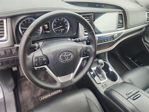 Used 2017 Toyota Highlander XLE image 10