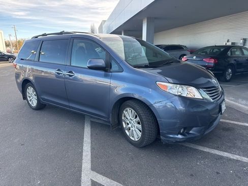 Used 2015 Toyota Sienna XLE image 2