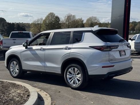 New 2025 Mitsubishi Outlander ES image 8