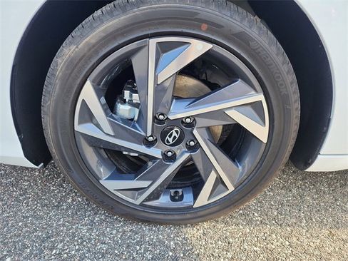 New 2025 Hyundai Elantra Limited image 32