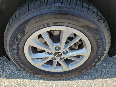Used 2024 Kia Carnival LX FWD image 8