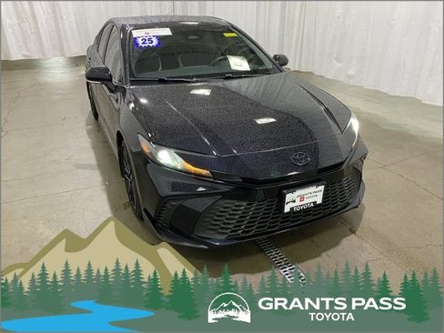 Certified 2025 Toyota Camry SE image 1