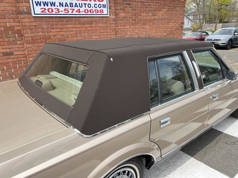 Used 1989 Lincoln Town Car Signature image 15