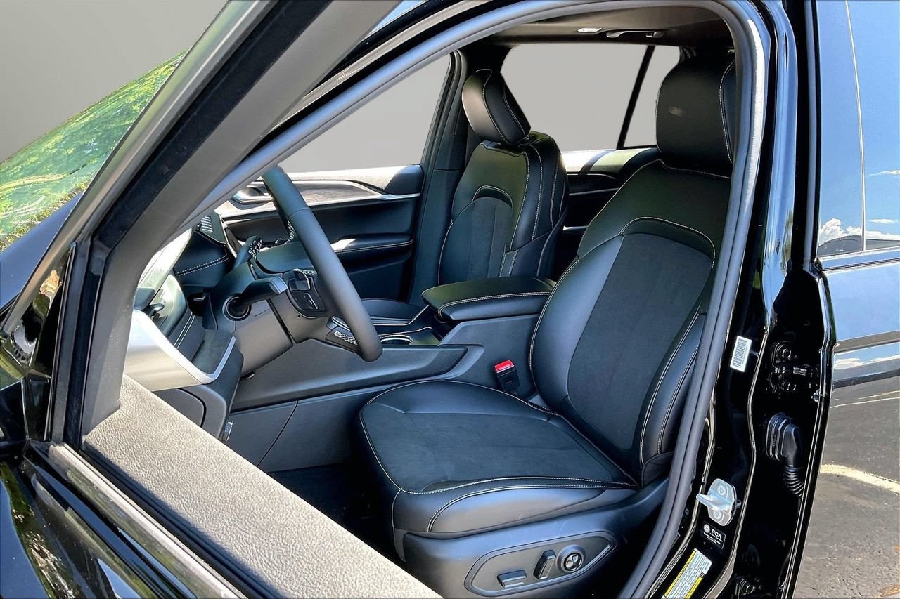 New 2027 Jeep Grand Cherokee Altitude AWD/4WD image 18