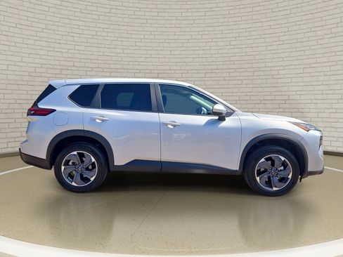 Used 2025 Nissan Rogue SV FWD image 4