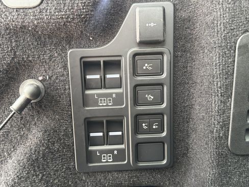 Used 2023 Land Rover Discovery Metropolitan Edition AWD/4WD image 47