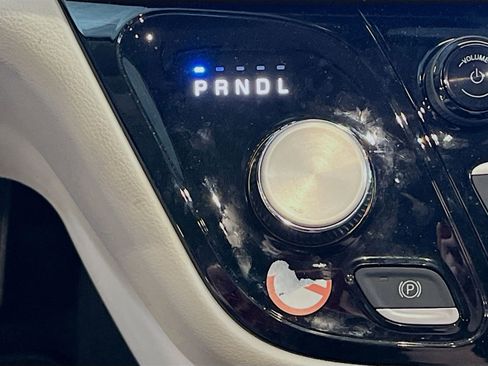Used 2024 Chrysler Pacifica Touring-L FWD image 16