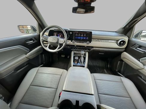 Used 2026 Chevrolet Colorado ZR2 w/ Technology Package AWD/4WD image 16