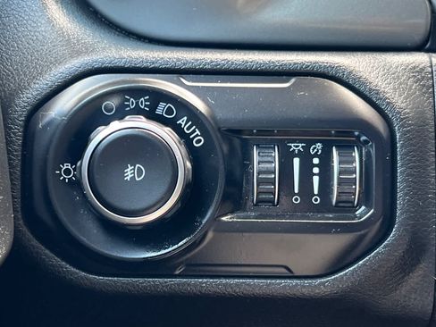Used 2018 Jeep Wrangler Unlimited Sahara w/ Uconnect 4C Nav & Sound Group AWD/4WD image 31