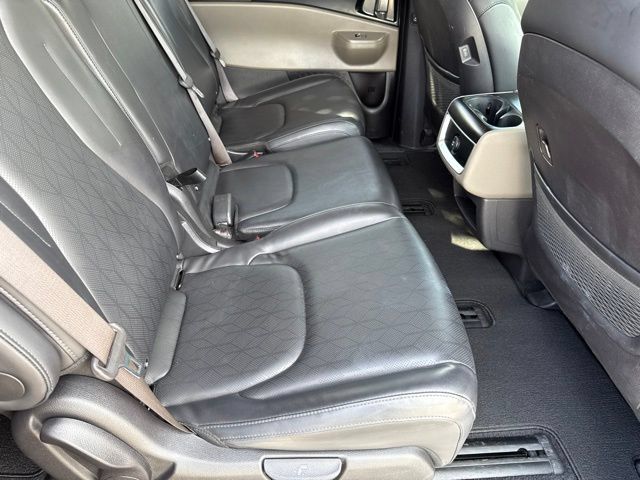 Used 2025 Kia Carnival FWD image 15