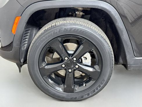 Used 2023 Jeep Grand Cherokee Altitude AWD/4WD image 28