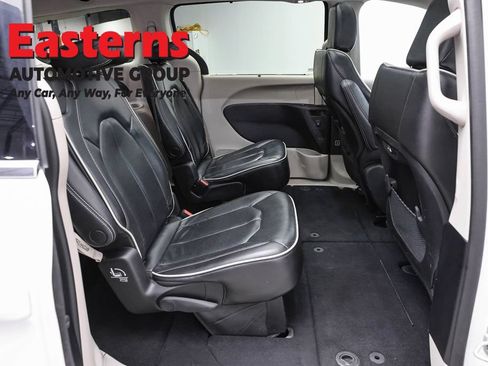Used 2023 Chrysler Pacifica Limited FWD image 24