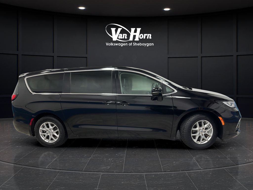 Used 2024 Chrysler Pacifica Touring-L FWD image 8